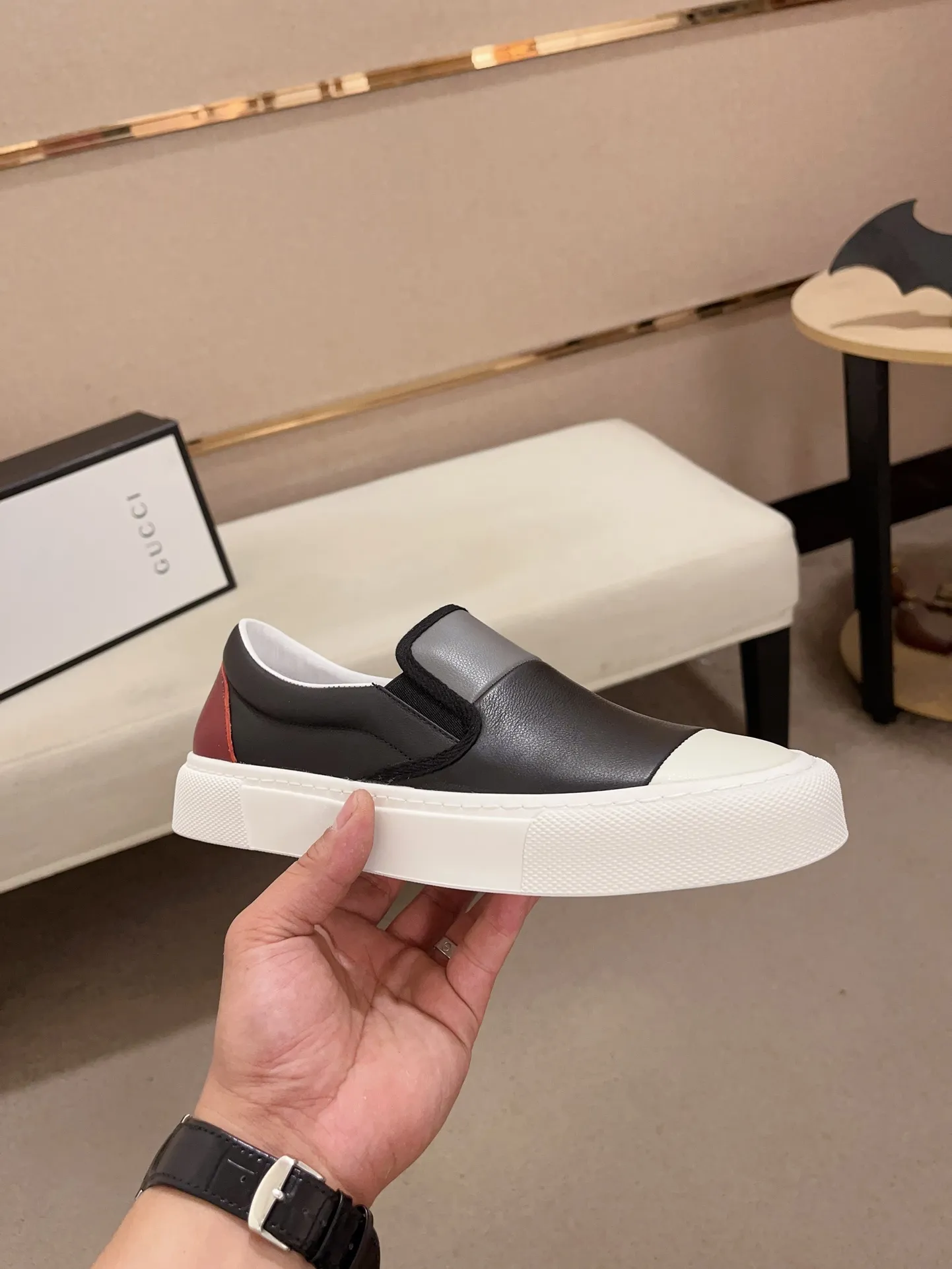 Men's shoes💰 440💰The new GUCCI (Gucci) counters are launched simultaneously. The new men's shoes, 😘fabrics are selected from imported cowhide, and the lining is sheepskin lining. 👍🏿 High-end ☄️ air-cushion molded anti-slip rubber outsole, exquisite lines, simple and elegant, comfortable and high-end for leisure travel. Code number: 38 to 44 (45 can be customized and cannot be returned or exchanged)